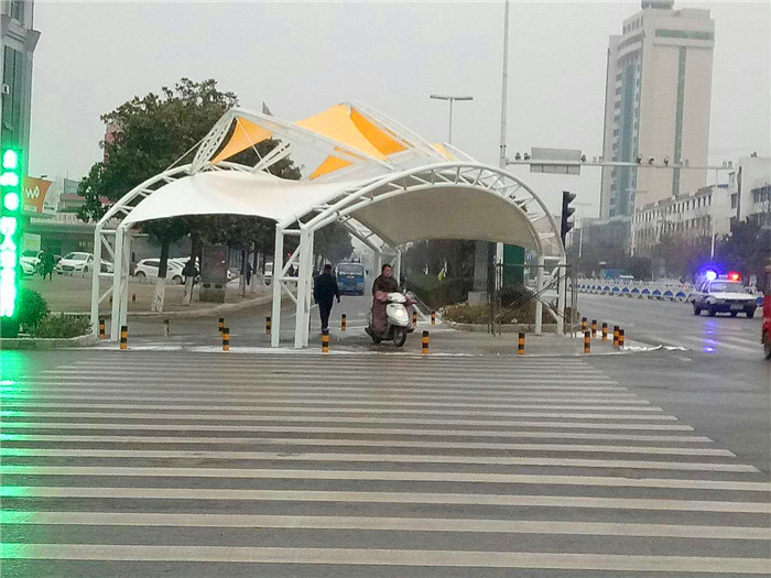 河南交通路口景观膜结构工程(图1)